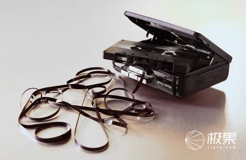 习惯了云音乐会员的我们可能很难再想起,从随身听里挑出绞了的磁带,这