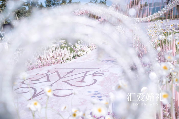远处的海面泛起波澜,浪潮追赶到地面,化为流动的曲线,浪花落地
