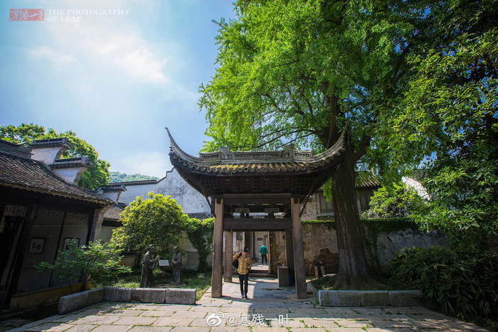 宗祠,又称为宗庙、祖庙、祠堂,是供奉家族祖先牌位和祭祀的地方
