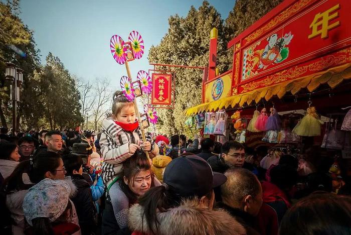 不少人冲得就是这热闹劲儿
