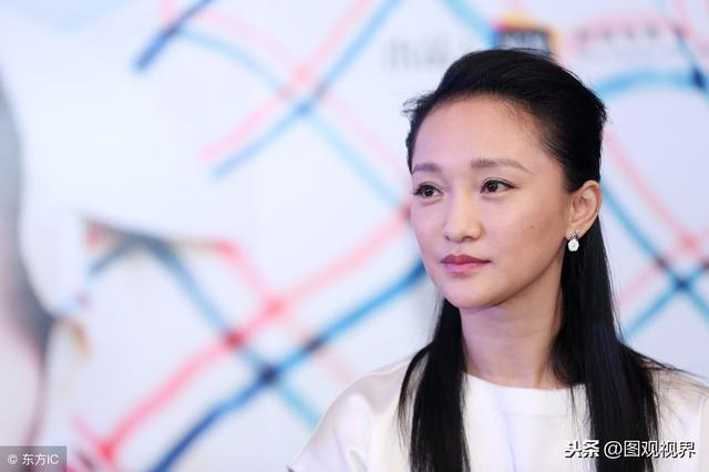 人称周公子,有“落入凡间的精灵”的美称,各种影视大奖拿到手软