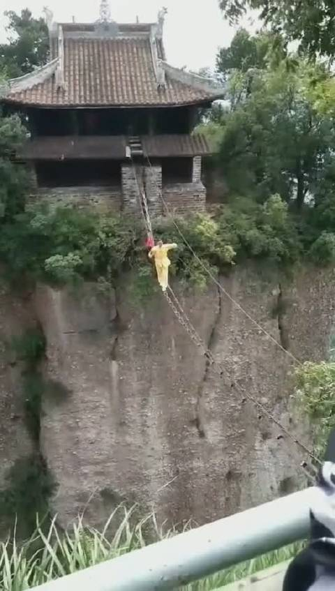 四川江油窦团山,铁索飞渡,没有任何保护措施走上了晃悠悠的铁链