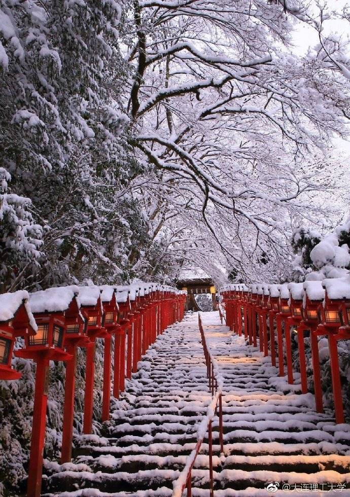 古寺越年钟,杳杳一百零八声,窗外雪朦胧。@美术生都关注
