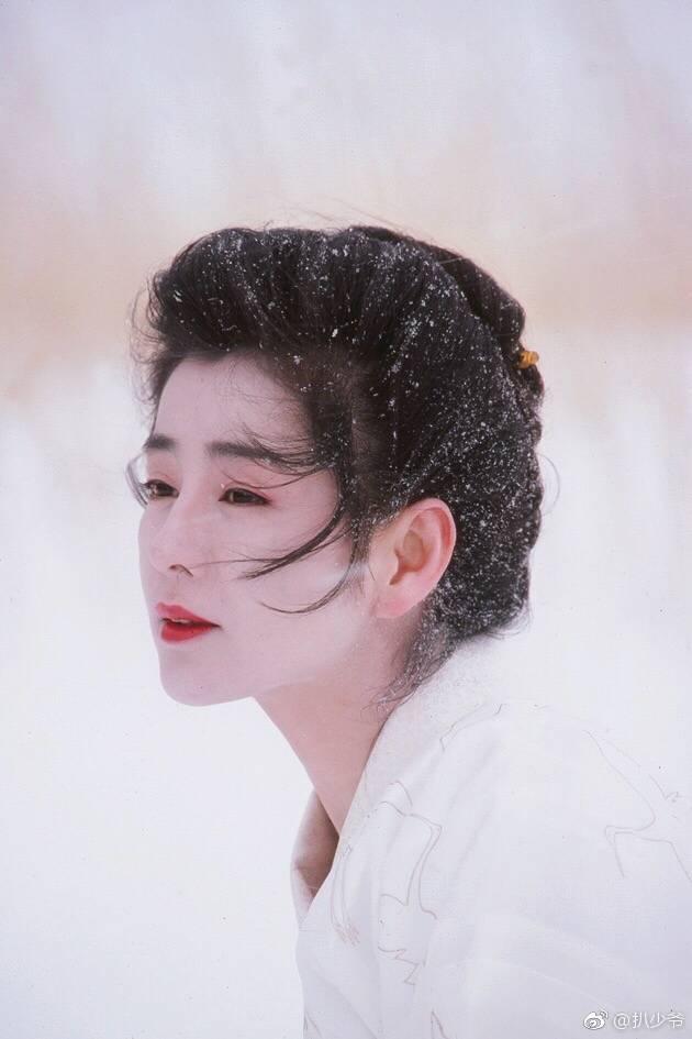 吉永小百合这组照片《鹤》拍摄于1988年，难以想象当时她已经43岁了