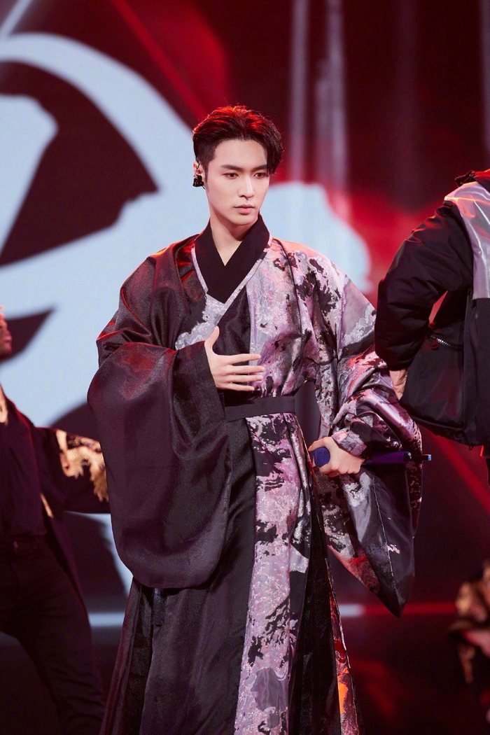 张艺兴东方卫视跨年造型公开,身穿汉服 古风飘扬 气宇轩昂