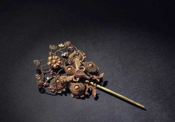 1、明 金银琉璃珐琅器 掐丝镶玉嵌宝金簪 2、清 红宝石点翠穿珠花 3|穿珠|金簪|珐琅器|镶玉|点翠_新浪新闻