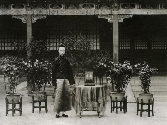 张勋复辟后,溥仪问如何处理总统黎元洪,大臣:请皇上赐其自尽