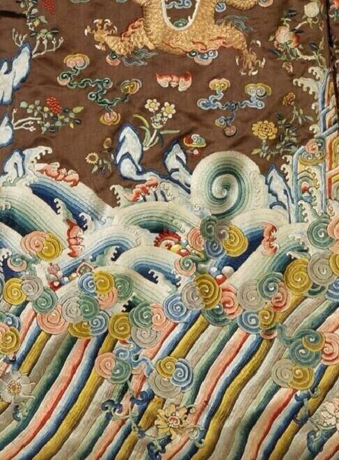 海水江崖纹常饰于古代龙袍、官服下摆的吉祥纹样。水中立一山石
