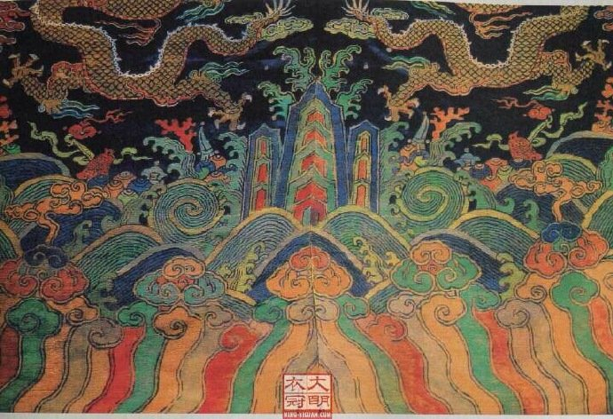 海水江崖纹常饰于古代龙袍、官服下摆的吉祥纹样。水中立一山石