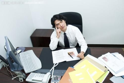 遭遇领导打压,是走还是留?按这3步走,职场不再被动