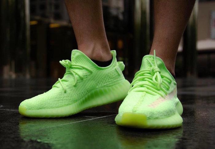 adidas Originals YEEZY BOOST 350 V2 “Glow in the Dark”上脚效果