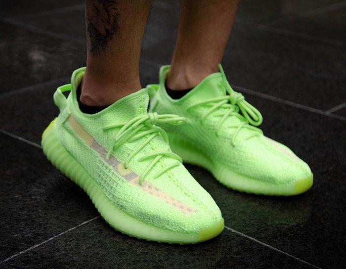 adidas Originals YEEZY BOOST 350 V2 “Glow in the Dark”上脚效果