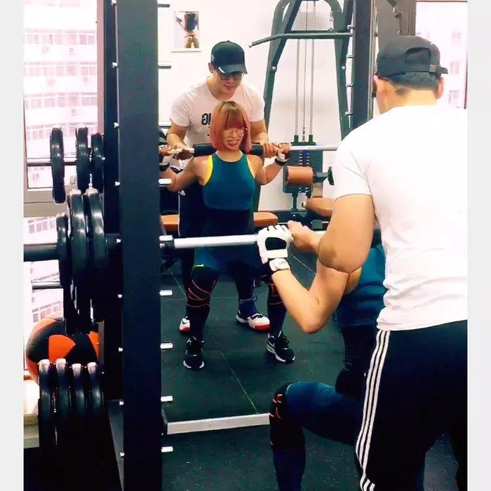 “别人在睡觉你在晚训，拉背60KG，你又突破了上一次的记录。”