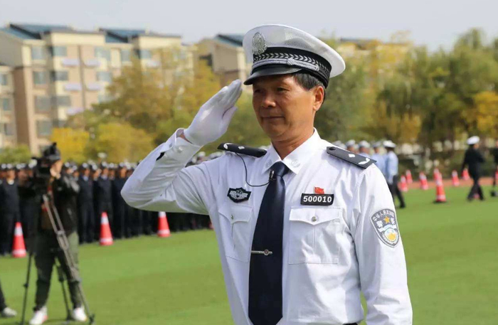 为什么有的警察能穿着“白衬衫”?是什么级别呢?可算知道了