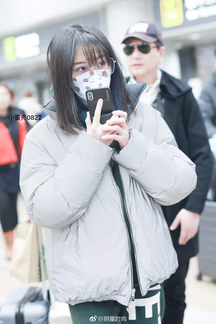 2月21日郑爽现身北京机场她一身简约装扮舒适又保暖太好看了