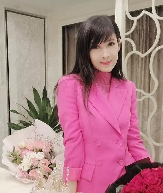 玉女周慧敏：52岁穿衣似少女，嫁给李嘉欣前任婚姻美满