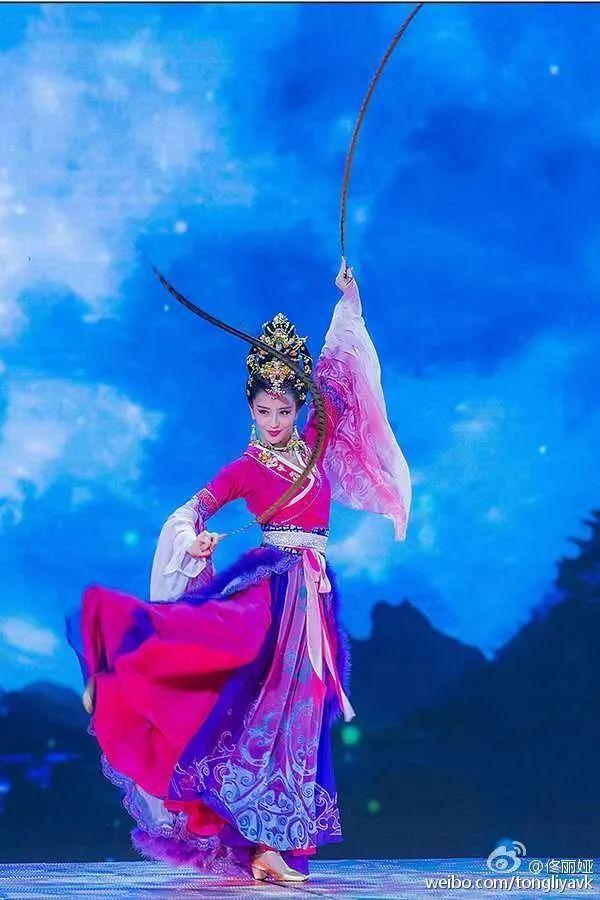 佟丽娅新剧《完美关系》上热搜：从舞者到演员再上春晚，她美爆了