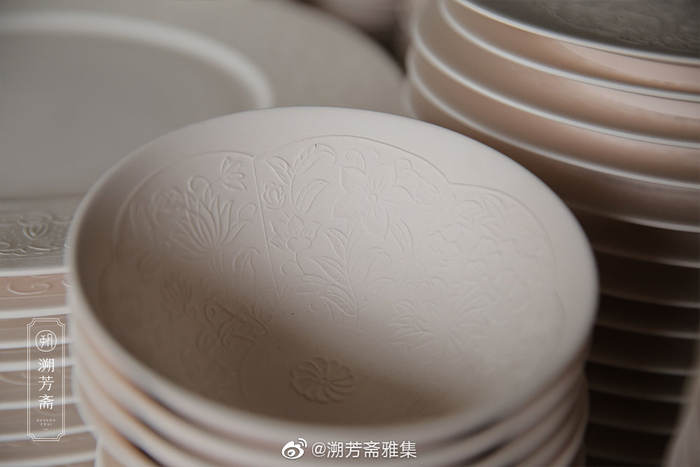 入窑坯未上釉前呈乳白色,上釉之后则是泥黄色的