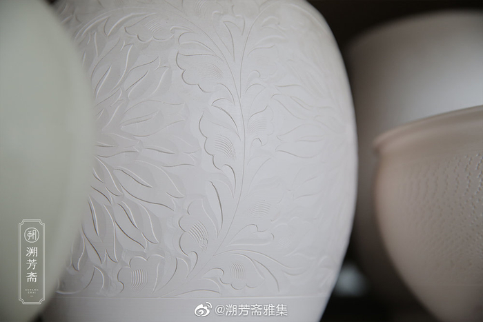 入窑坯未上釉前呈乳白色,上釉之后则是泥黄色的