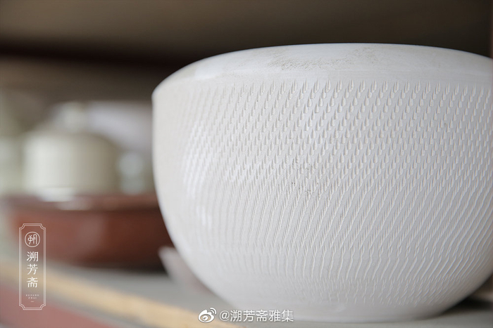 入窑坯未上釉前呈乳白色,上釉之后则是泥黄色的
