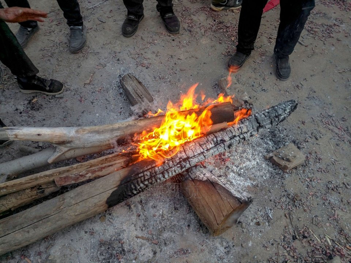 农村过白事儿,寒冬腊月三九天,人们街头烤火取暖却害怕拍照,为什么|取暖|九天|农村_新浪新闻