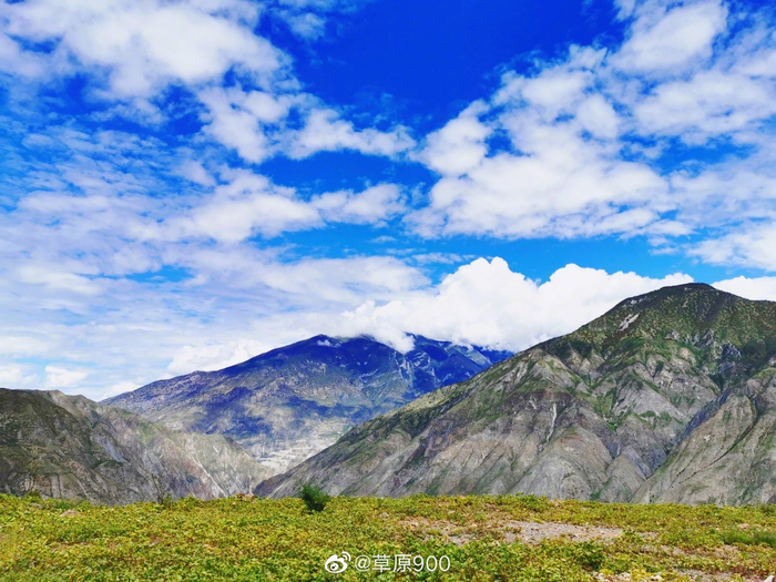从德钦县往香格里拉路上，一路风景，风光旖旎，已入中秋