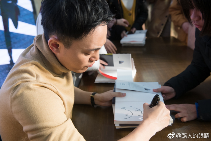 刘同的新书签售会南昌站，有特意从浙江赶来的粉丝，在现场落泪