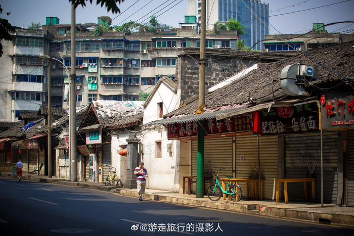 成都镋钯街是一条很少人知道的老街，隐匿在市中心的繁华间