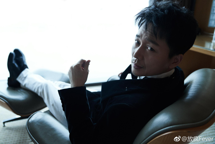 @刘奕君actor 身着黑西装内搭纯白衬衫出席2019电视剧品质盛典
