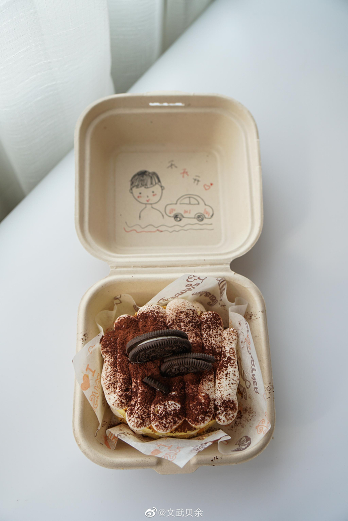 家里有小朋友来做客,做了据说是最近ins上很红的便当盒子蛋糕