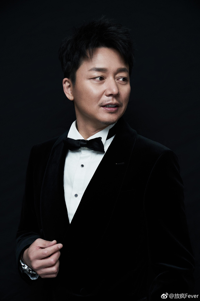 @刘奕君actor 身着黑西装内搭纯白衬衫出席2019电视剧品质盛典