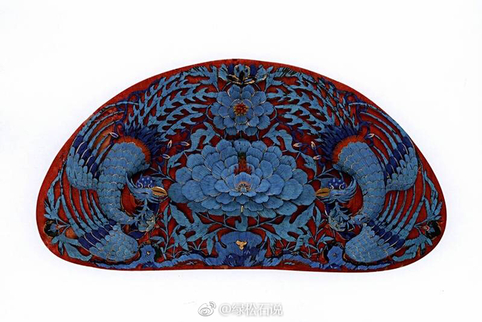 钿花,是插戴于钿子之上的簪花