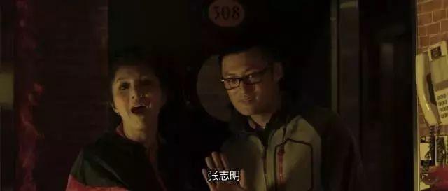 照顾他喝东西。