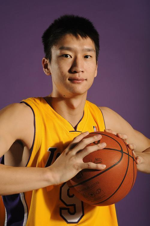 中国篮球界的童年照片郭艾伦从小帅到大周琦从小就是竹竿