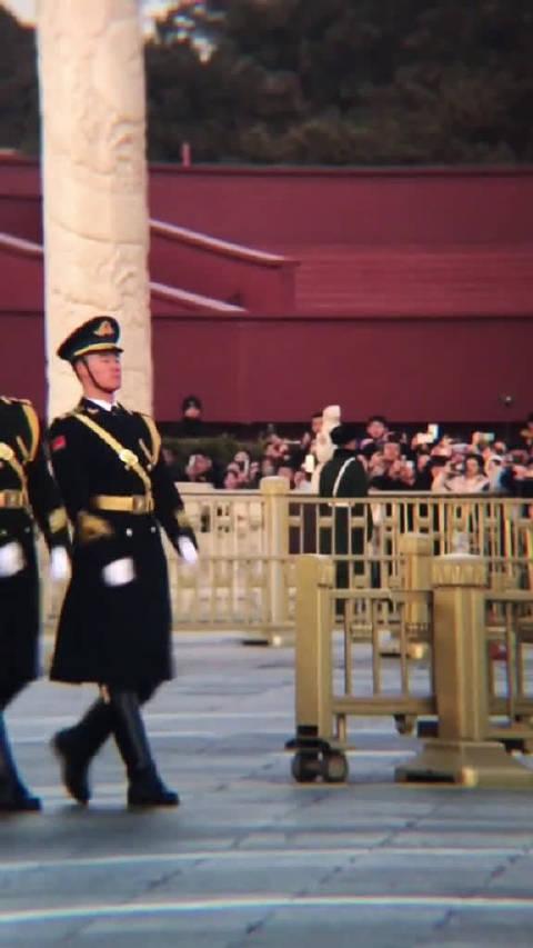 中国军人穿着冬装走正步 太帅啦