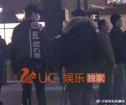 看图就看得出弟弟看到狗仔在偷拍情急之下出此下策给谁呢?