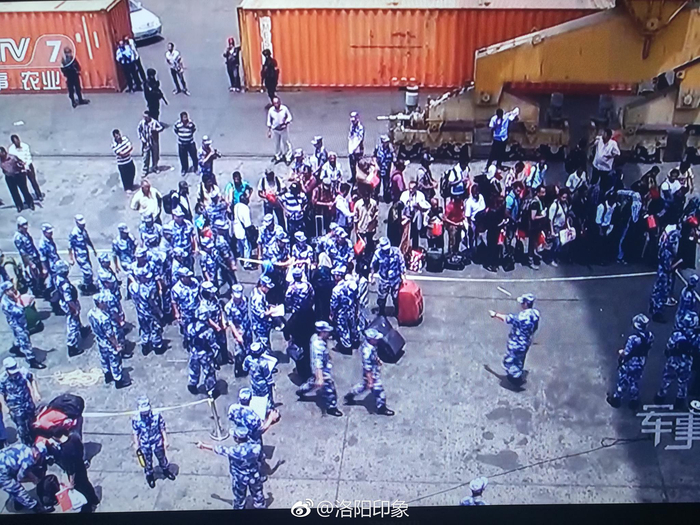 红海行动真实背景:也门撤侨行动。当时也门正在激战