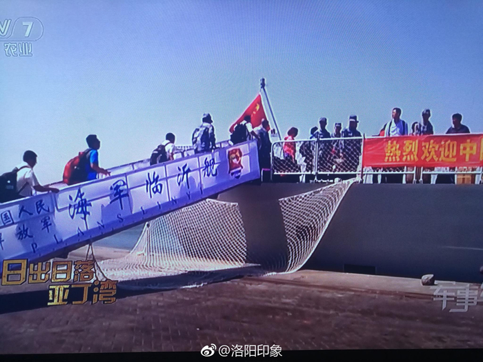 红海行动真实背景:也门撤侨行动。当时也门正在激战