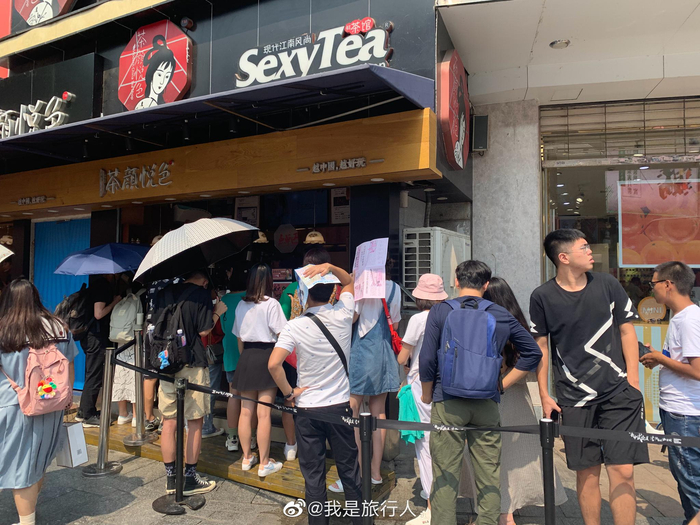 长沙的茶颜悦色50米就有一家是没错但真的是每家都有人在排队啊这是