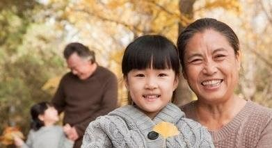 外公外婆带大的孩子,为什么总是和爷爷奶奶更亲近?