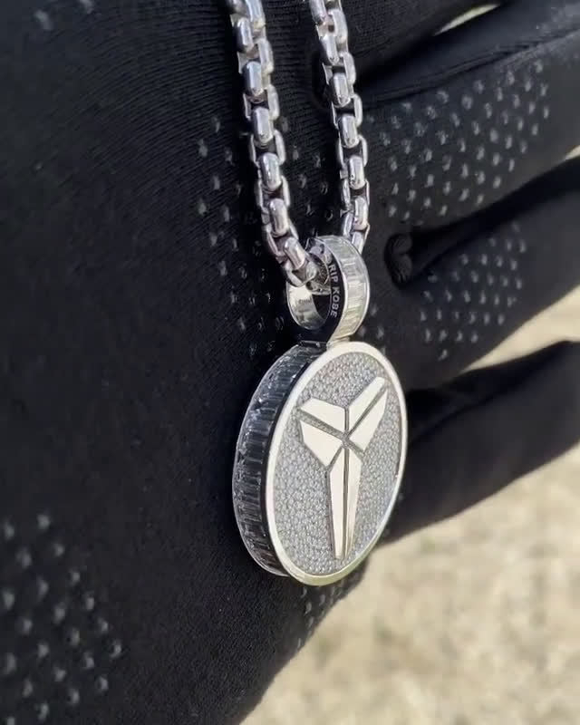 美国时间2月24日珠宝商benballer分享一条限定项链以黑曼巴标志和8字