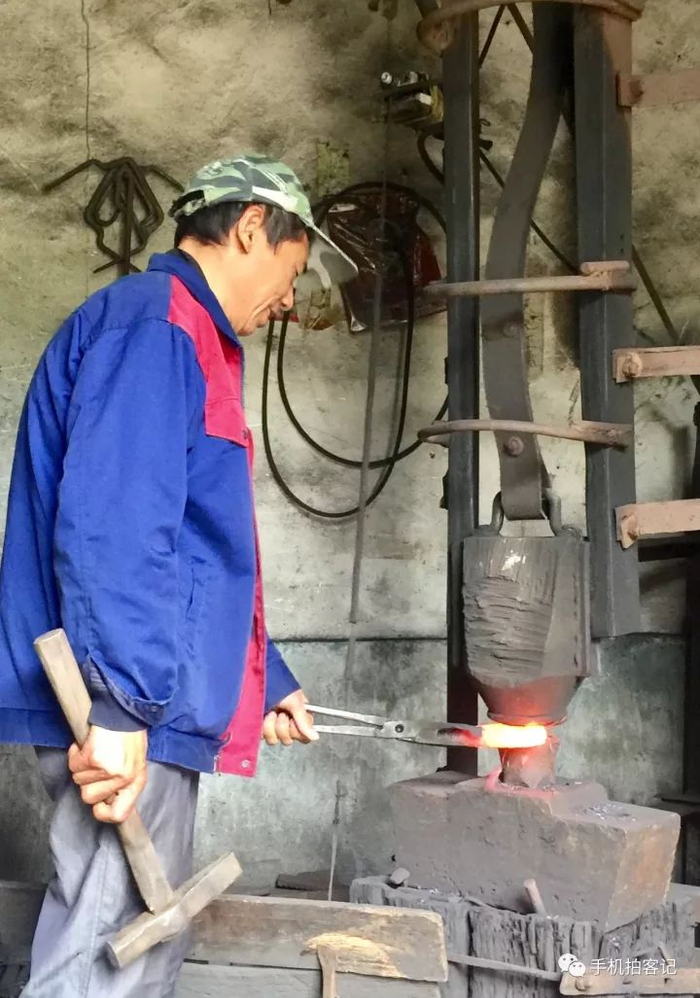 古老传统的打铁行业渐行渐远,他也许是这个时代最后一个铁匠师傅