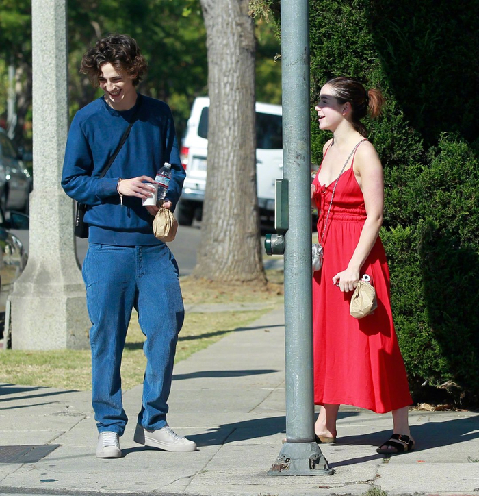 甜茶timothée chalamet和演员琪兰·席普卡kiernan shipka一起外出被