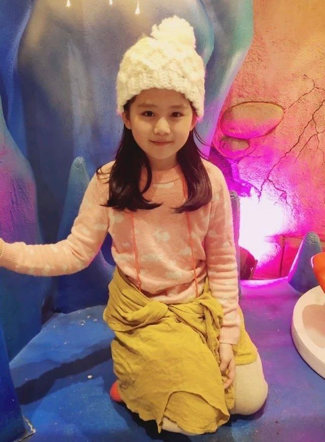 孙怡女儿"乐童"长大了,今10岁会穿半腿袜,凹出电棍腿特长