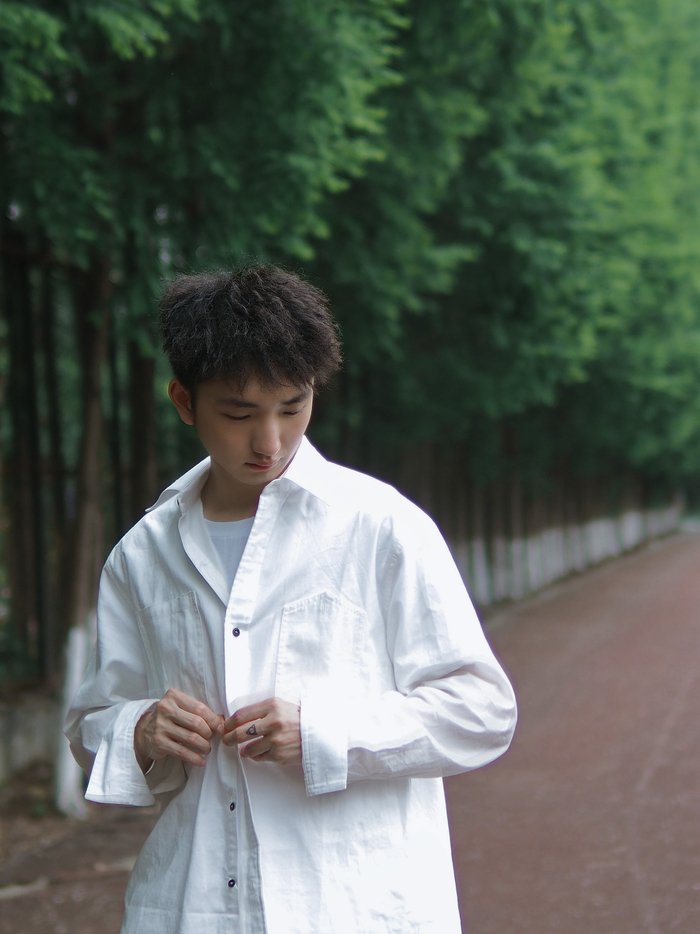乍看绿也来了 恍觉素衣如你