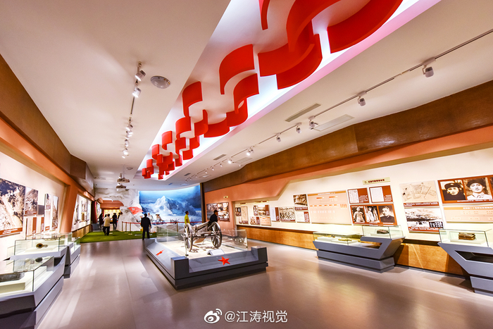 “六盘山上高峰,红旗漫卷西风。今日长缨在手,何时缚住苍龙