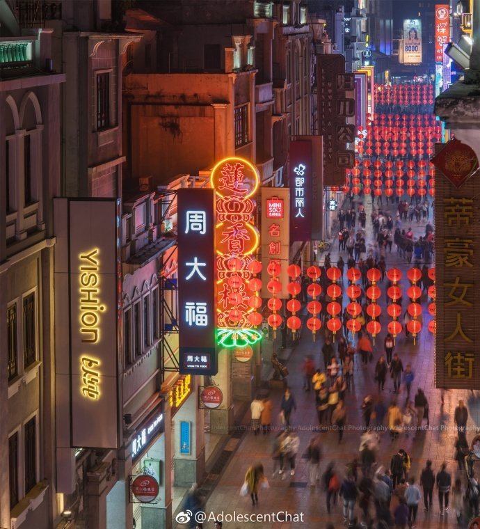 上下九步行街夜晚的流光溢彩、灯火璀璨