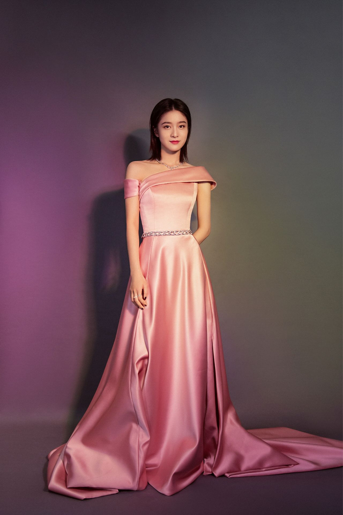 张雪迎新年第一场look不错,粉色系充满了俏皮感