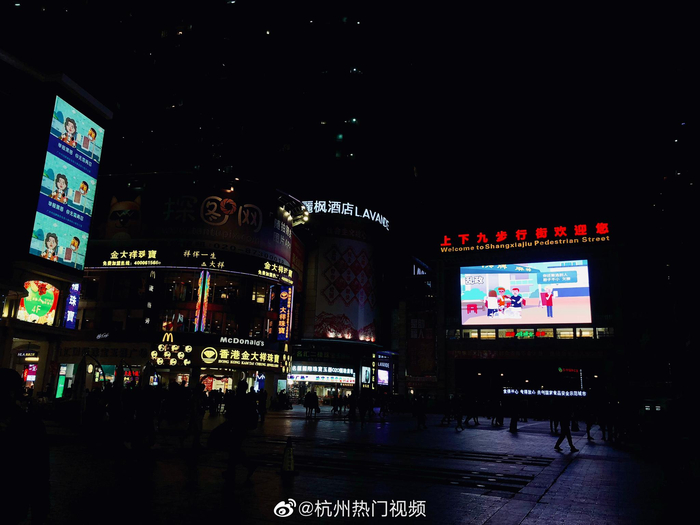 上下九步行街是中国广州市的上九路、下九路、第十甫路步行街的合称