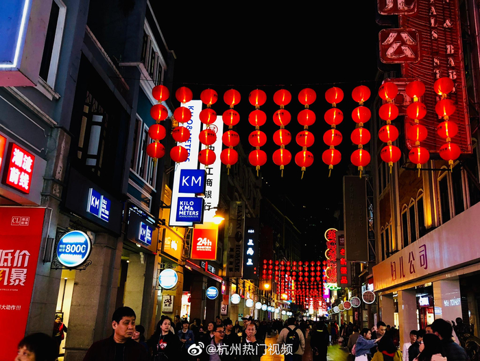 上下九步行街是中国广州市的上九路、下九路、第十甫路步行街的合称